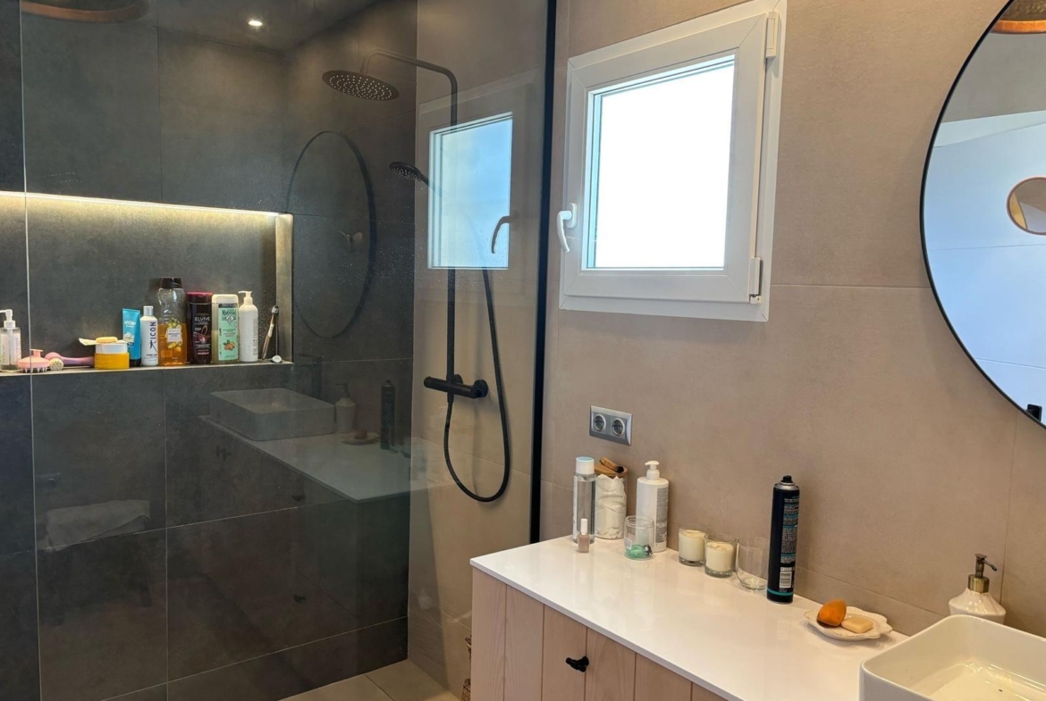 Exclusivo Chalet Pareado en Los Cisnes, Alicante: Confort y Modernidad