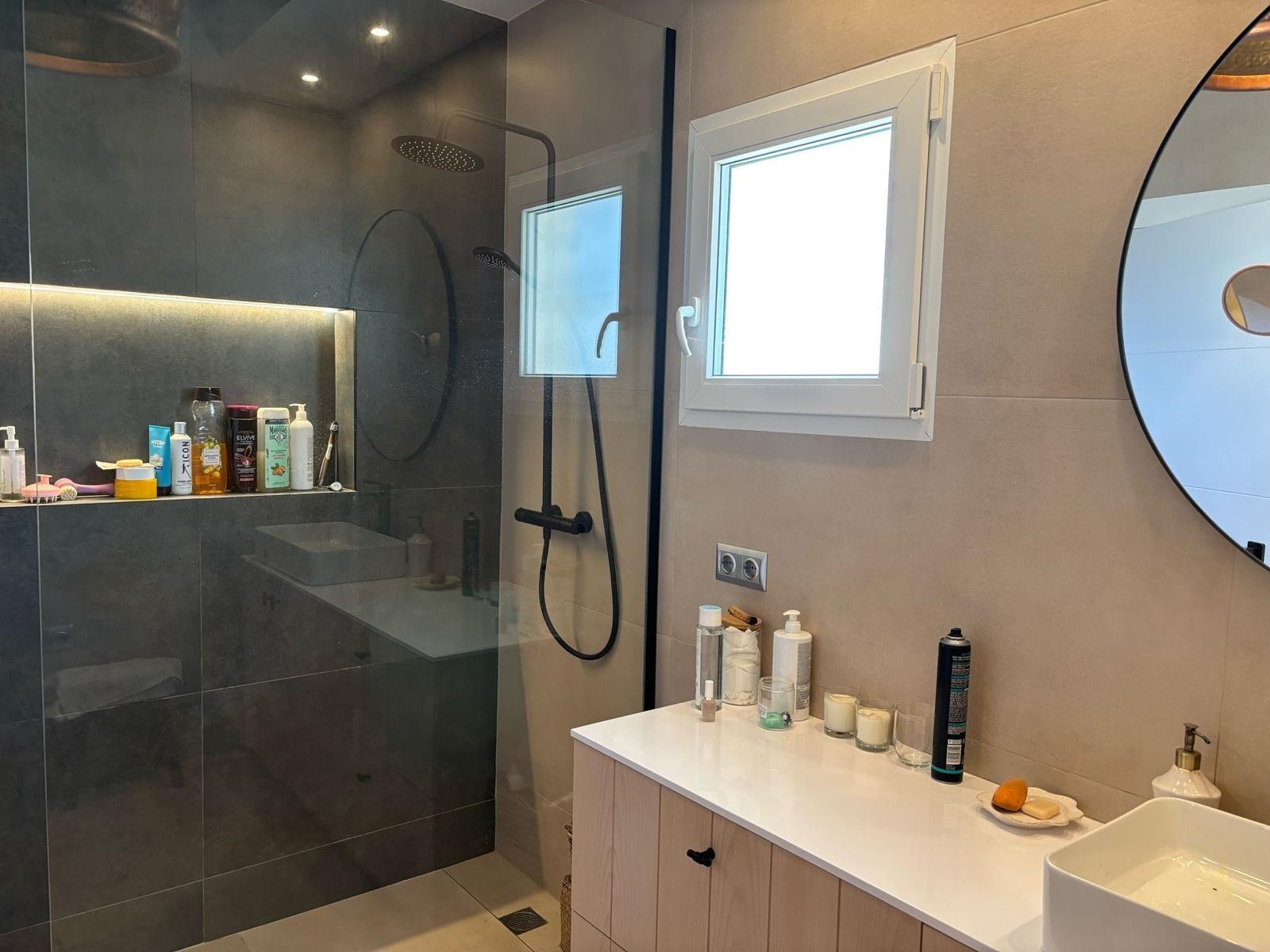 Exclusivo Chalet Pareado en Los Cisnes, Alicante: Confort y Modernidad