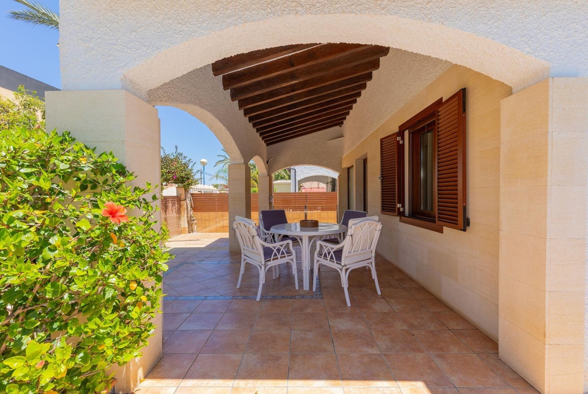 VILLA CON PISCINA PRIVADA EN PUNTA PRIMA CON PARCELA 540 M2. 4 DORM. 2 BAÑOS. 168 M2 DE CASA.