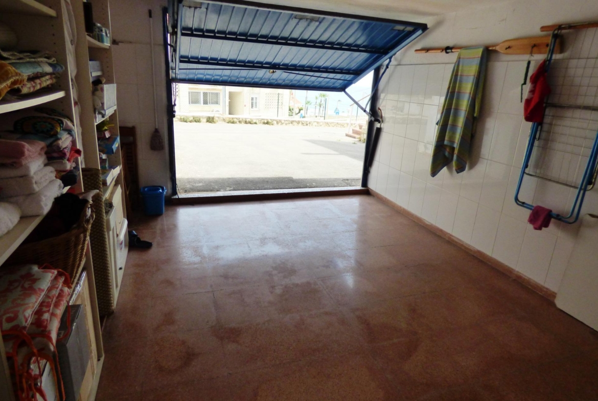 Chalet Adosado con Estilo Único a Pocos Pasos de la Playa de San Juan