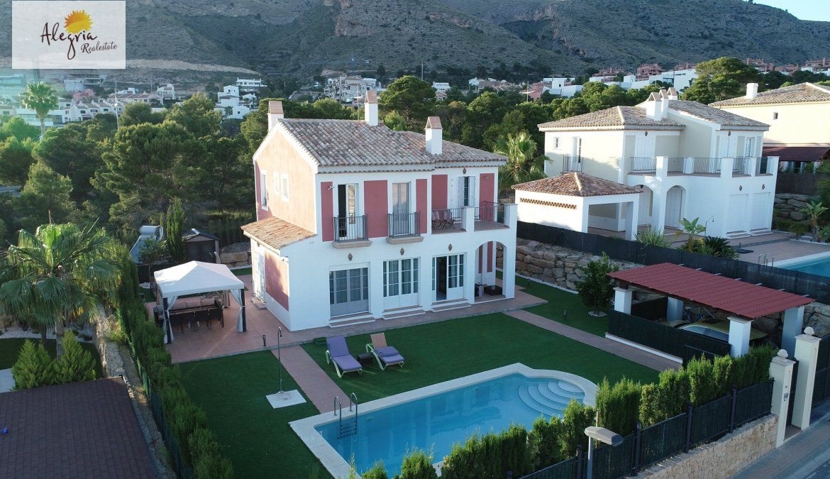 EXCELLENT VILLA IN SIERRA CORTINA FOR SALE