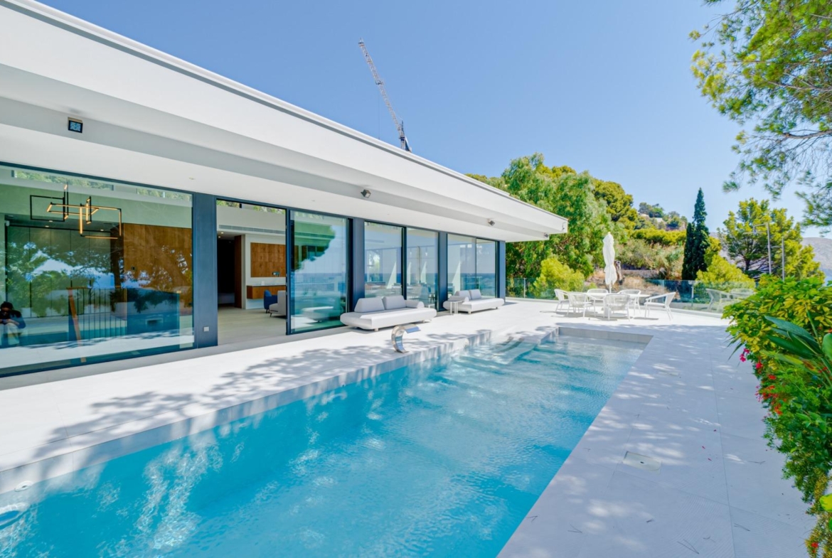 Indrukwekkende luxe villa aan zee