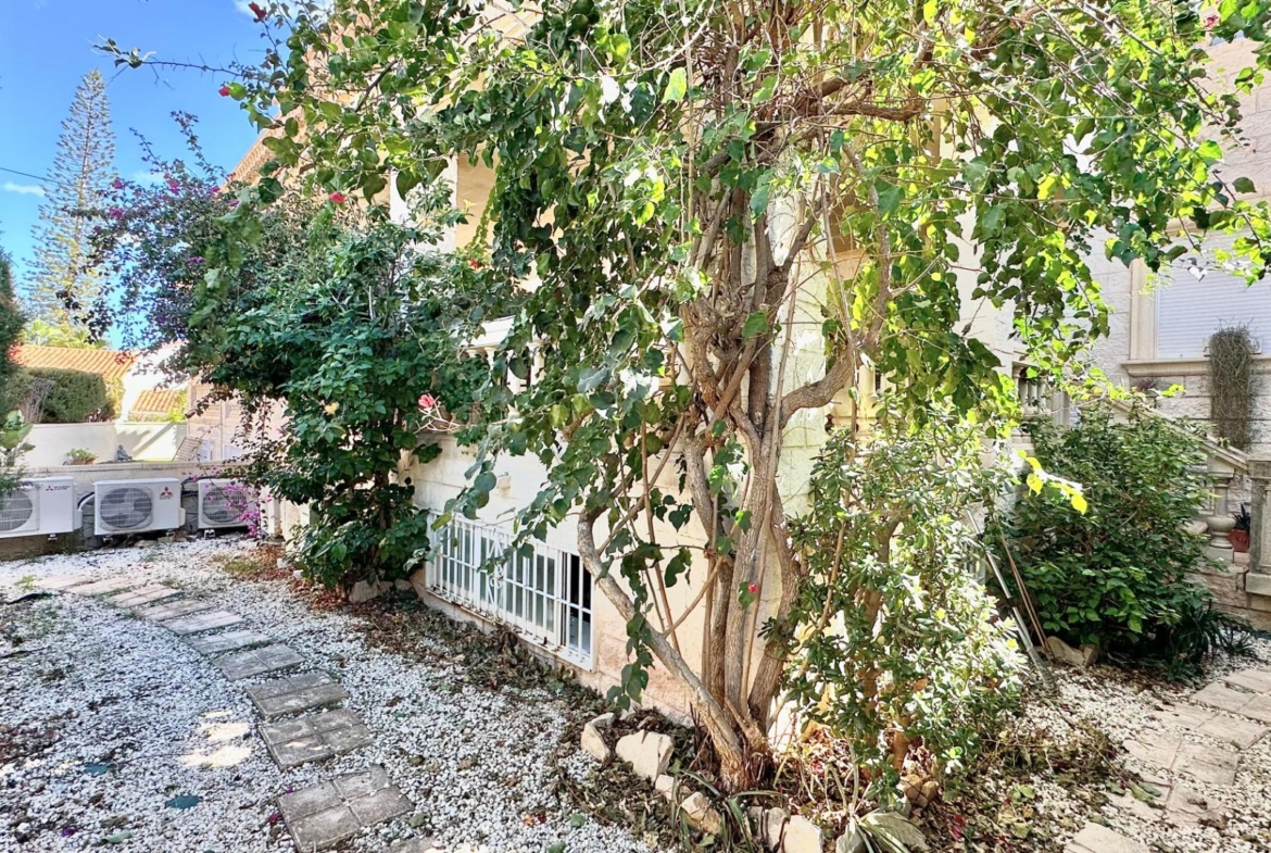 Prachtig herenhuis in Albir met tuin 15 minuten lopen van het strand!
