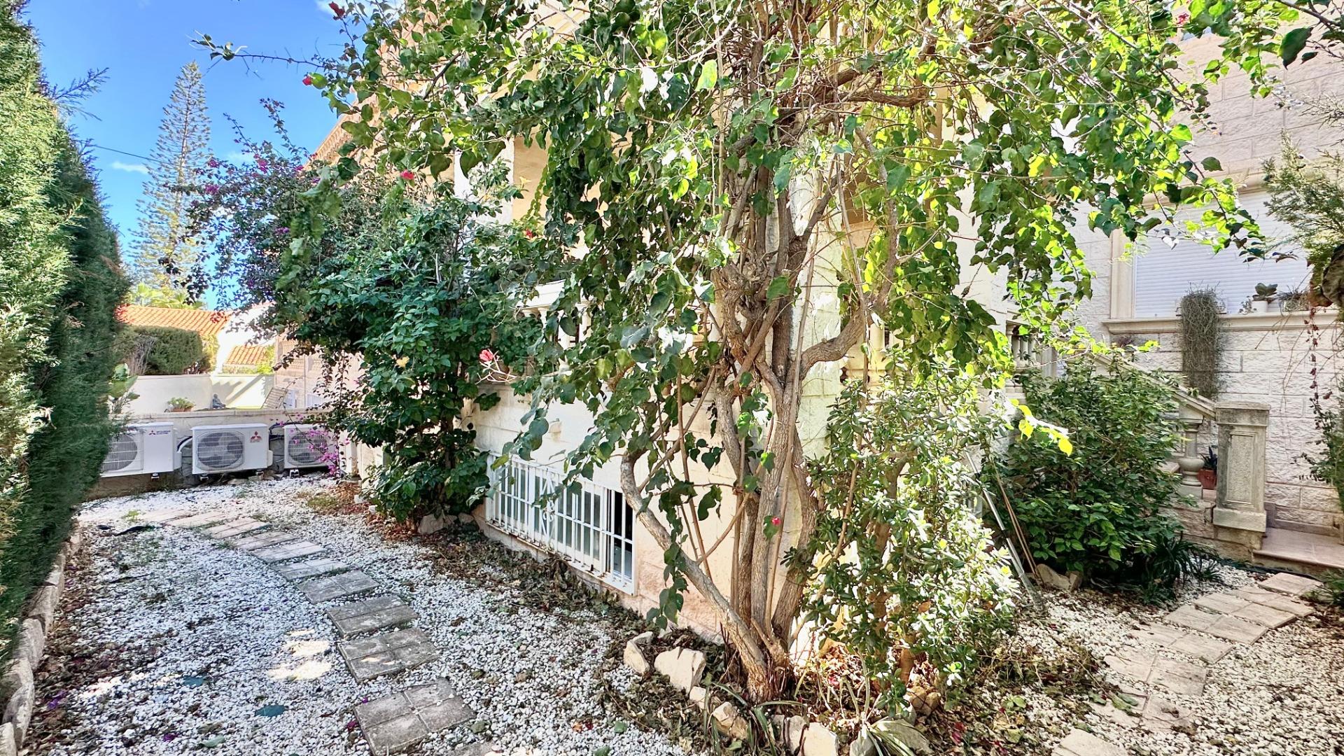 Prachtig herenhuis in Albir met tuin 15 minuten lopen van het strand!