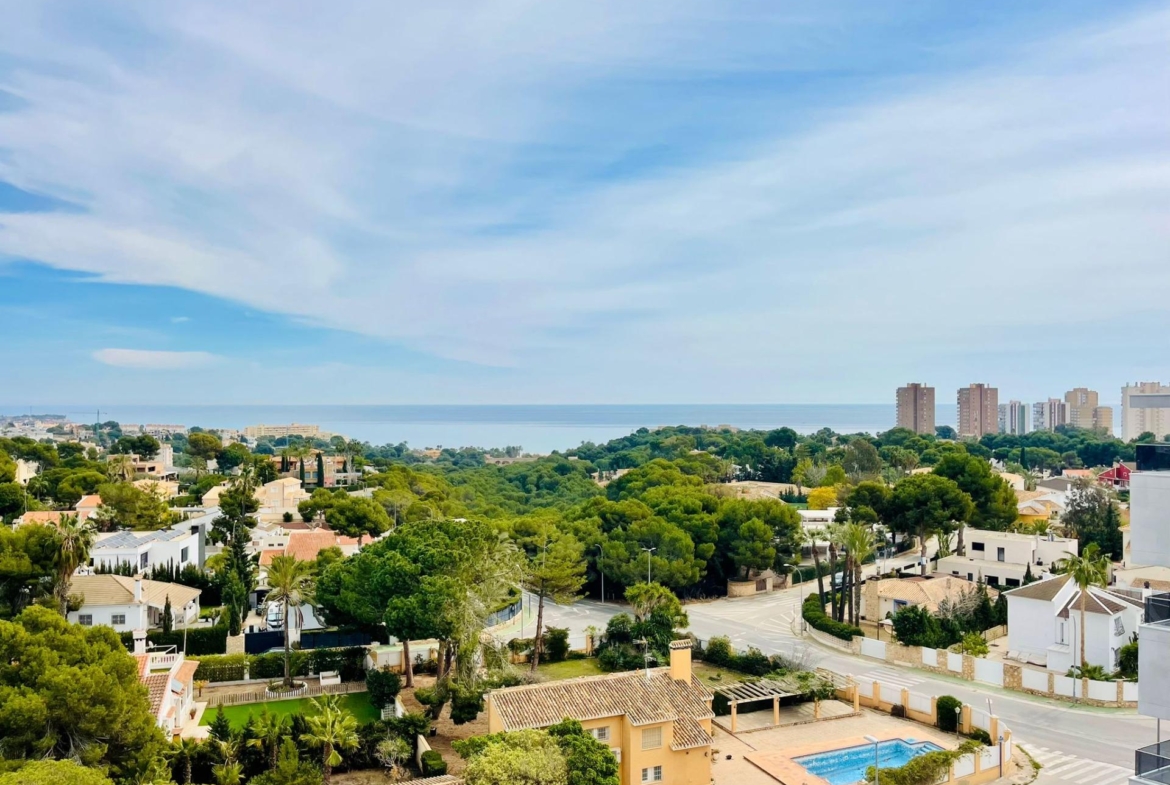 Klaar! Esplendido ático a estrenar en Sea Gardens con panorámica vista al mar !