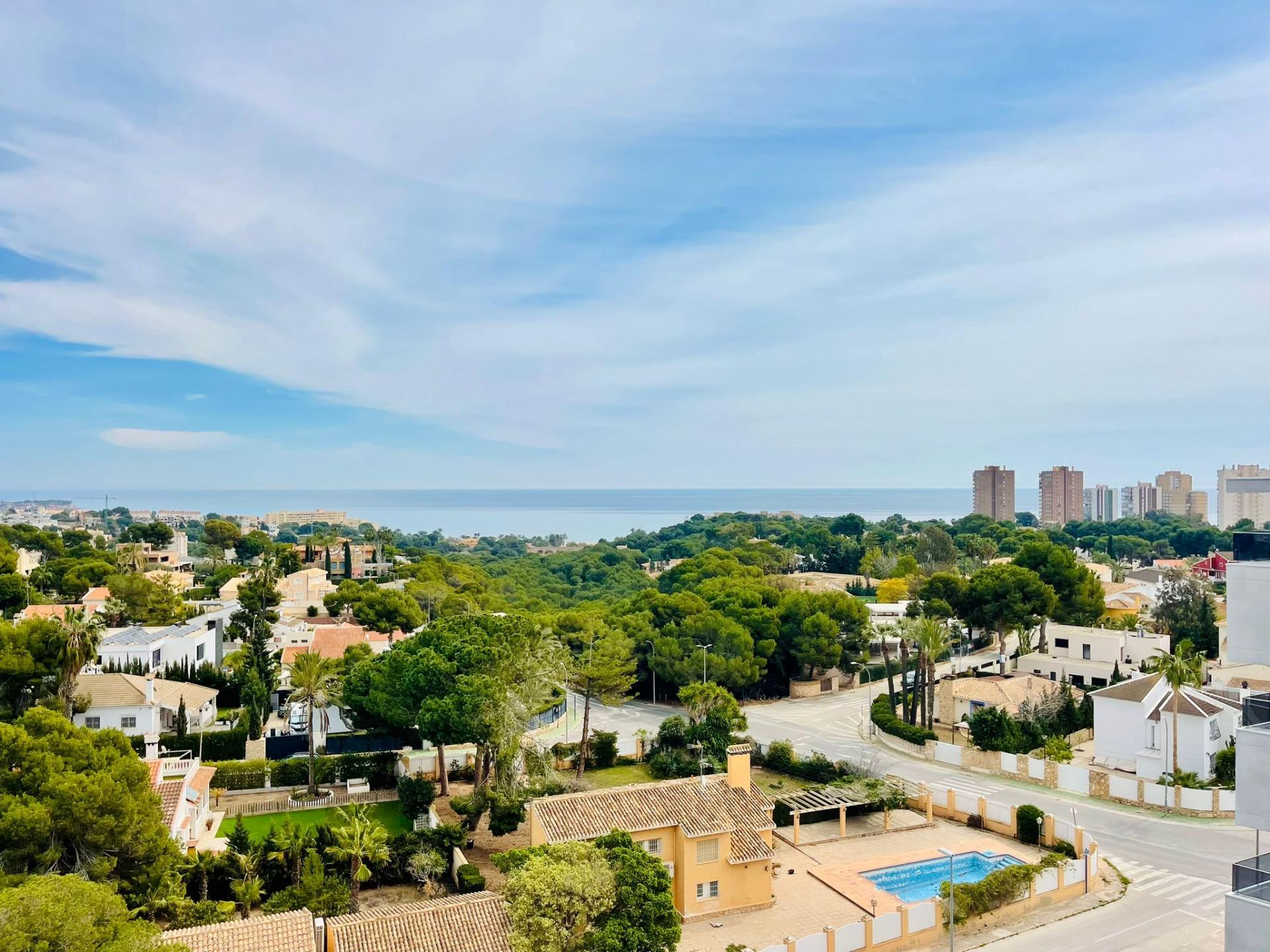 Klaar! Esplendido ático a estrenar en Sea Gardens con panorámica vista al mar !