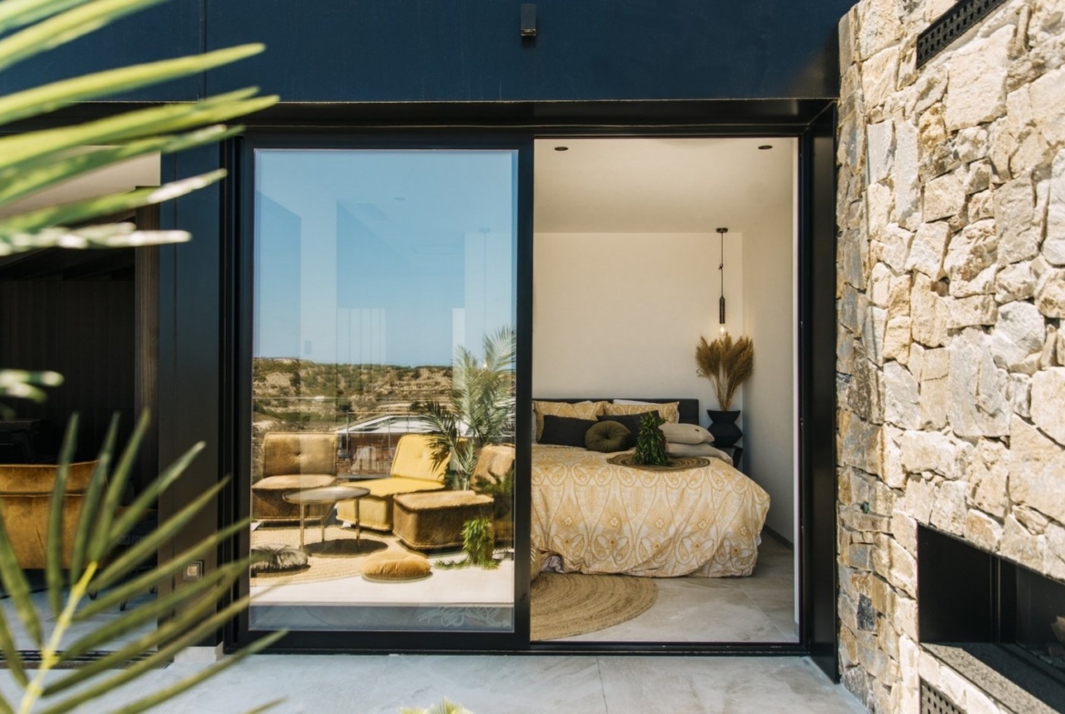 Design villa met een totale oppervlakte van 250 vierkante meter met uitzicht op Guardamar en de zee.