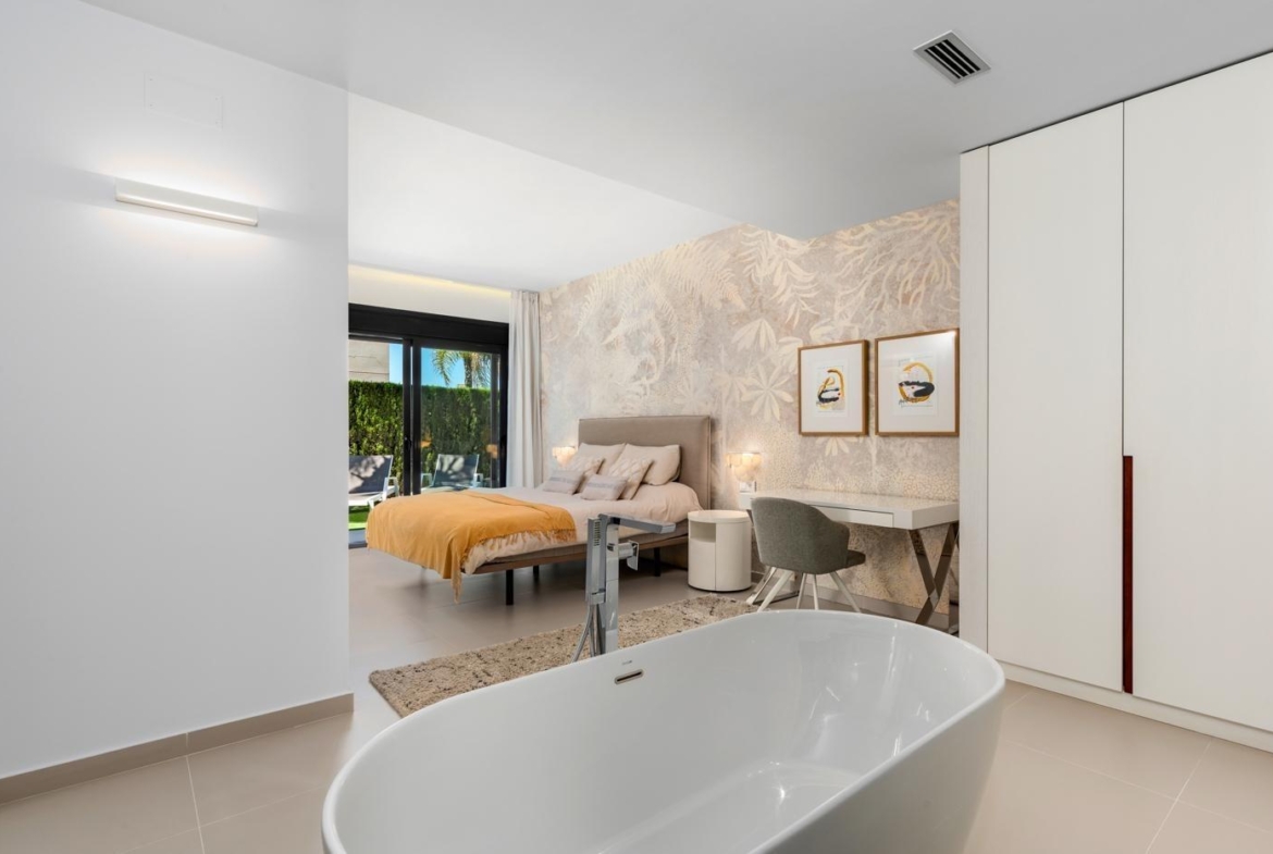 Lujosa villa de obra nueva a un paso de la playa de Campoamor !
