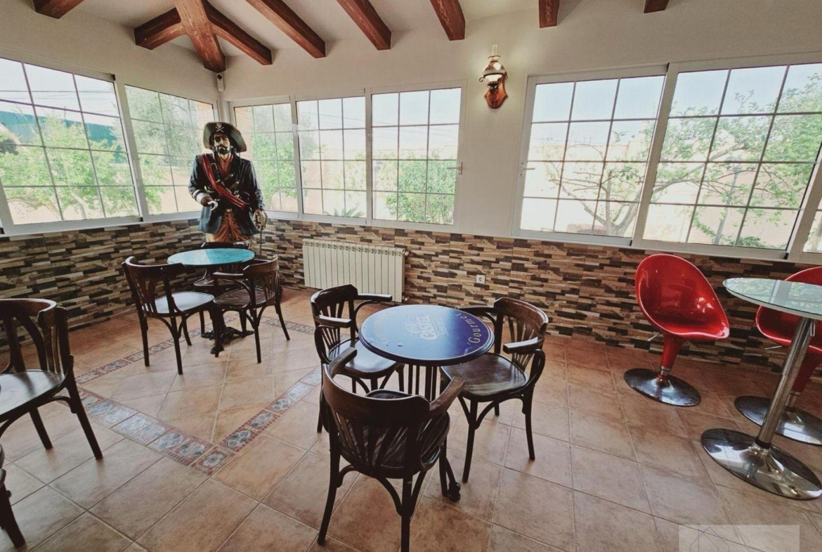 VILLA EN LA SIESTA CON 800 METROS DE PARCELA. PISCINA PRIVADA. 330 M2 DE CASA.