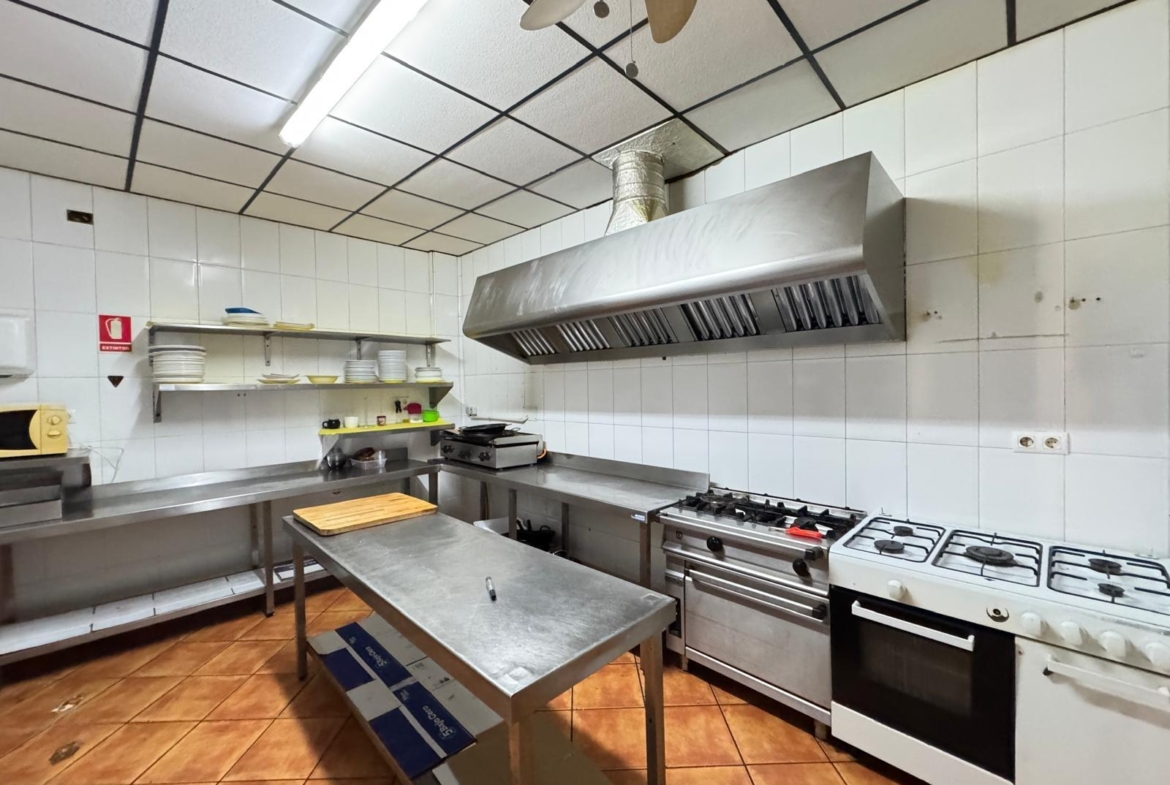 BAR EN VENTA. SE VENDE UN BAR A 500 METROS DE PLAYA DEL CURA CON 2 BAÑOS Y 150 M2 SUPERFICIE.