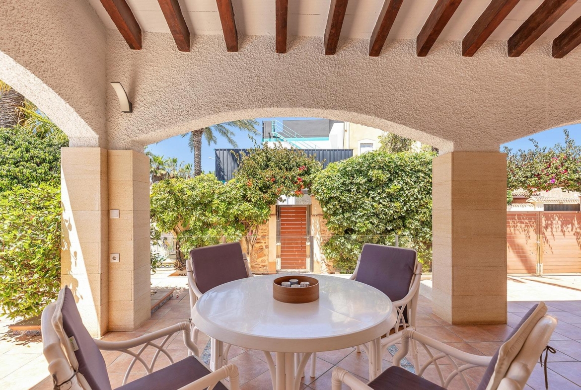 VILLA CON PISCINA PRIVADA EN PUNTA PRIMA CON PARCELA 540 M2. 4 DORM. 2 BAÑOS. 168 M2 DE CASA.