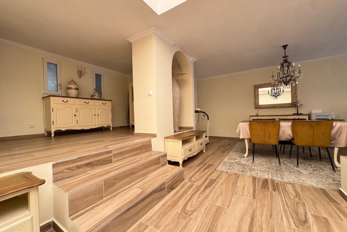 VILLA DE LIJO EN CAMPOAMOR CON 639 M2 DE CASA. PARCELA 800 M2. PISCINA PROPIA. 5 DORM. 4 BAÑOS. PLAYA A 650 METROS.