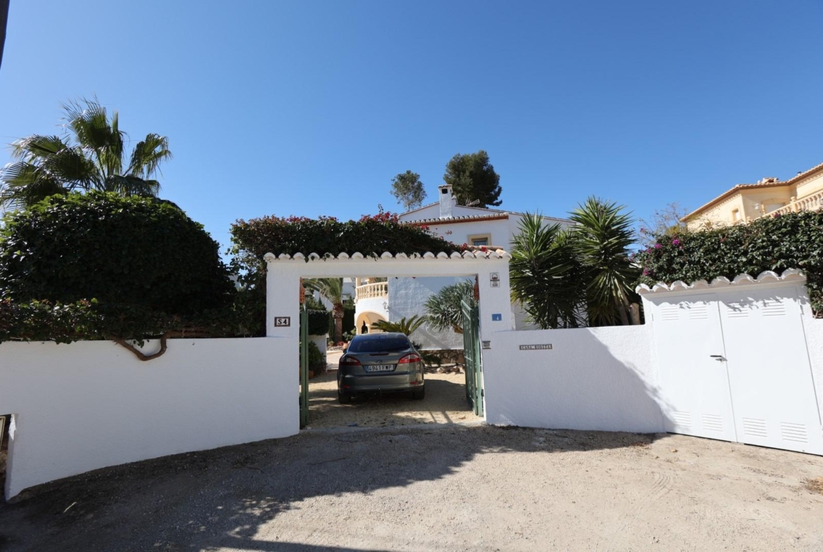 Mediterranean style villa with pool and close to the sea