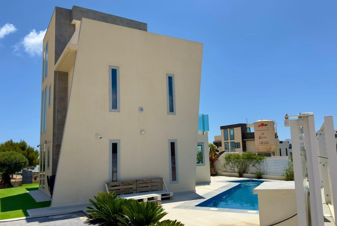 Grote villa op het balkon van Finestrat met uitzicht op de zee