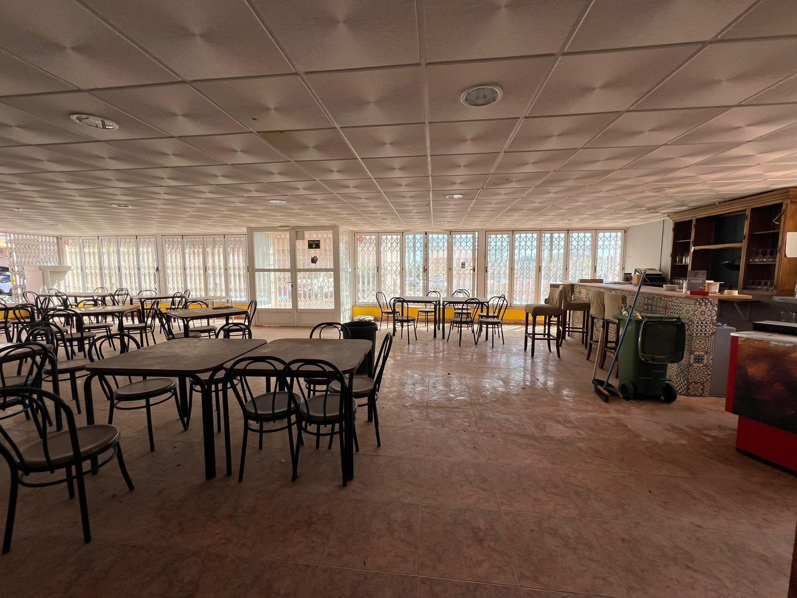 LOKALE COMERCIAL EN CABO ZERVERA. 300 M2. A 100 METROS DEL MAR.