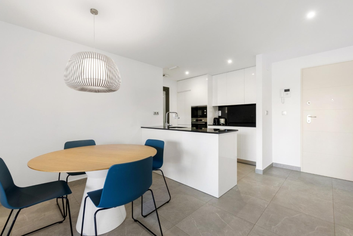 ESPECTACULAIR APPARTAMENTO CON LICENCIA TURISTICA. 2 DORM. 2 BAÑOS. GARAJE+TRASTERO. PISCINA.