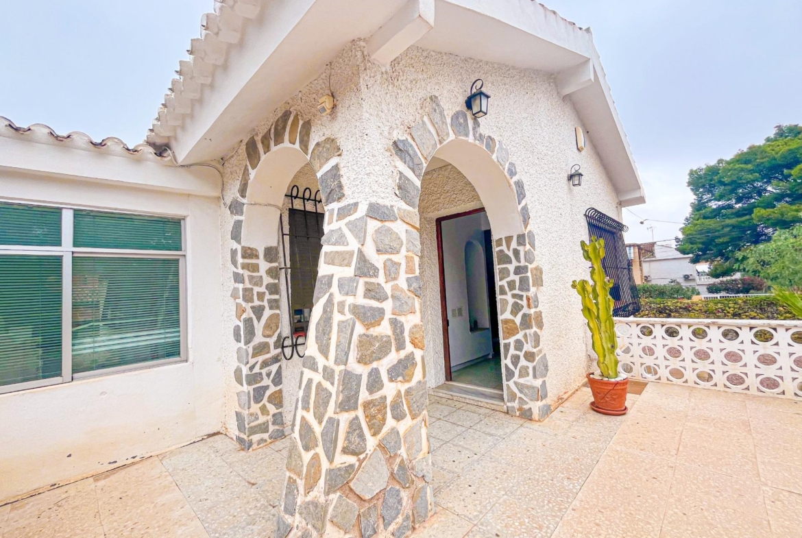 VILLA EN LOS BALCONES CON 1000 M2 DE PARCELA. 3 DORM. 2 BAÑOS. GARAJE PRIVADO DE 36 M2.