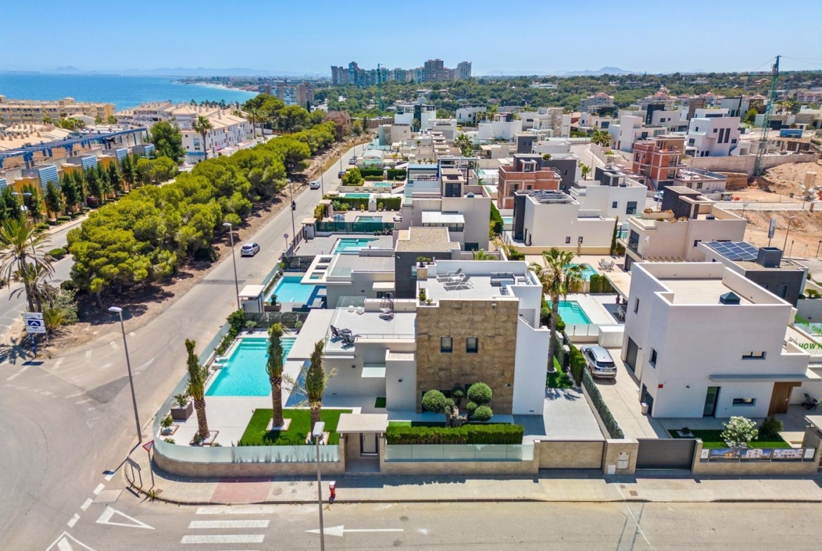 Lujosa villa de obra nueva a un paso de la playa de Campoamor !