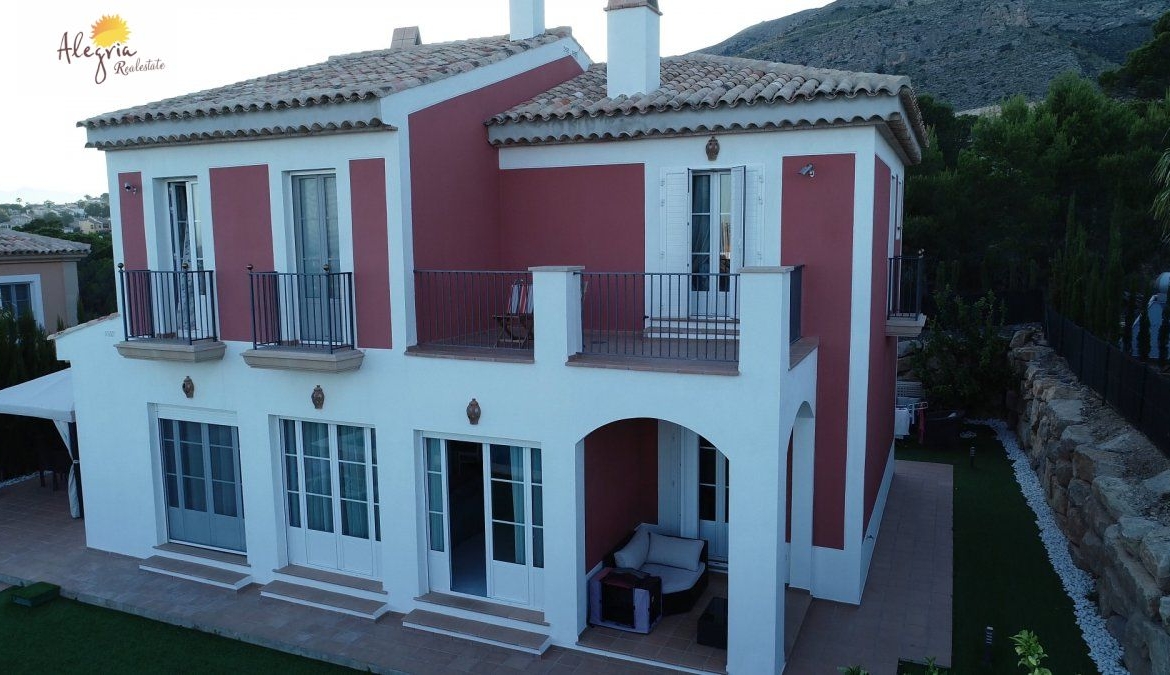 EXCELLENT VILLA IN SIERRA CORTINA FOR SALE