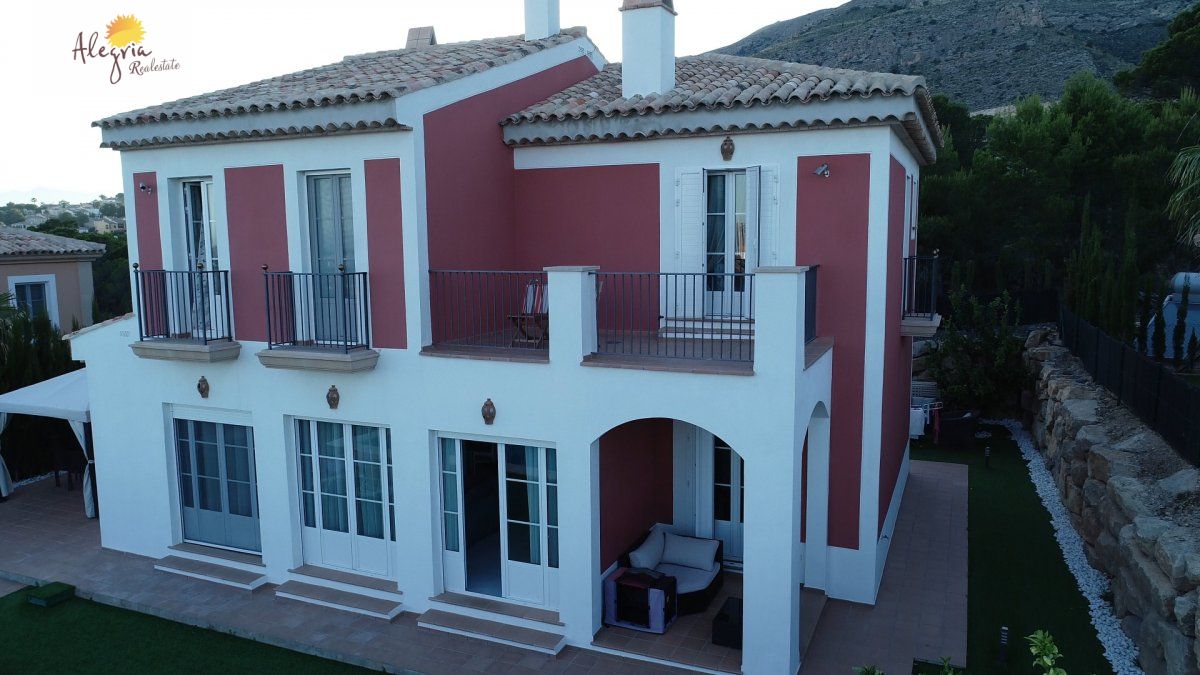 EXCELLENT VILLA IN SIERRA CORTINA FOR SALE