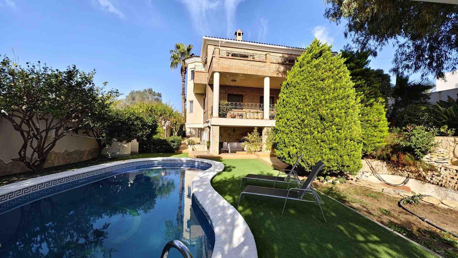 VILLA EN CIUDQUESADA. CON PISCINA PRIVADA. PARCELA 850M2. CASA 364 M2.
