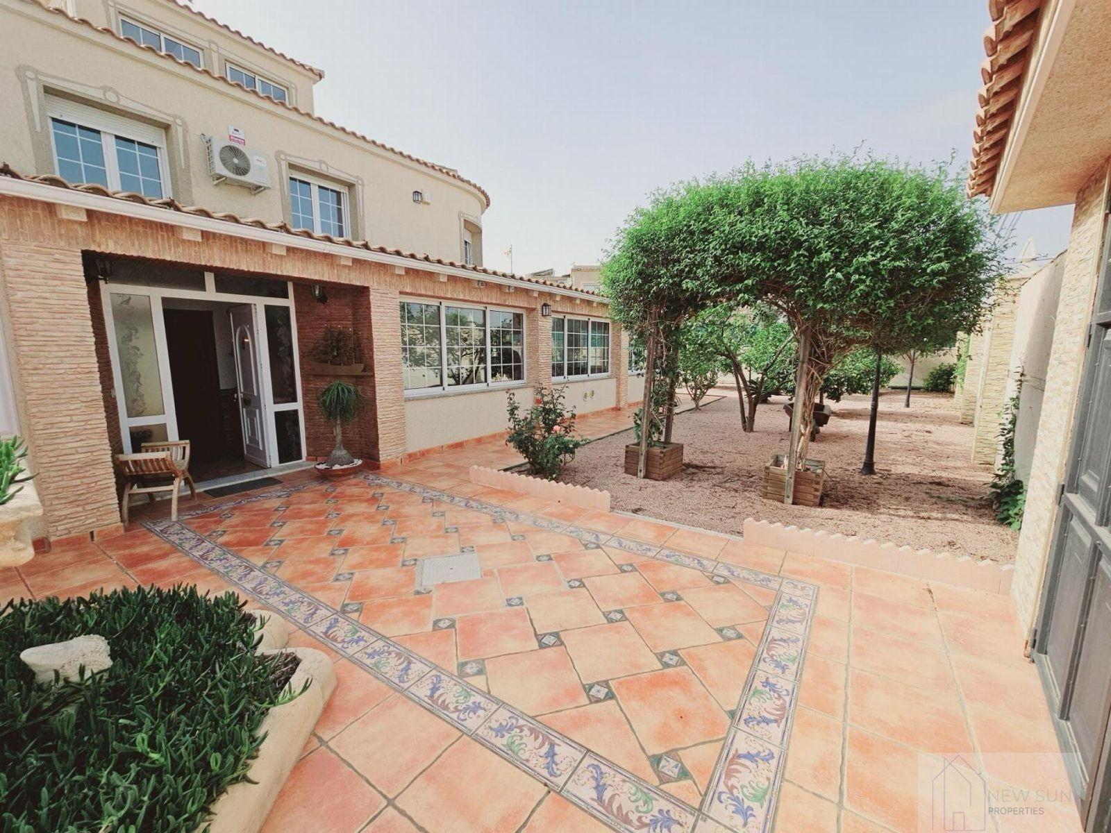 VILLA EN LA SIESTA CON 800 METROS DE PARCELA. PISCINA PRIVADA. 330 M2 DE CASA.