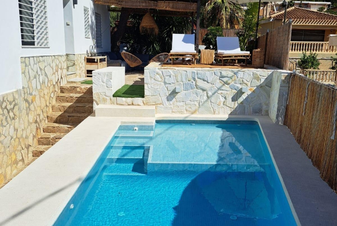 OCASIÓN CHALET INDEPENDIENTE CON VISTAS AL MAR LICENCIA TURÍSTICA EN LA COVETA