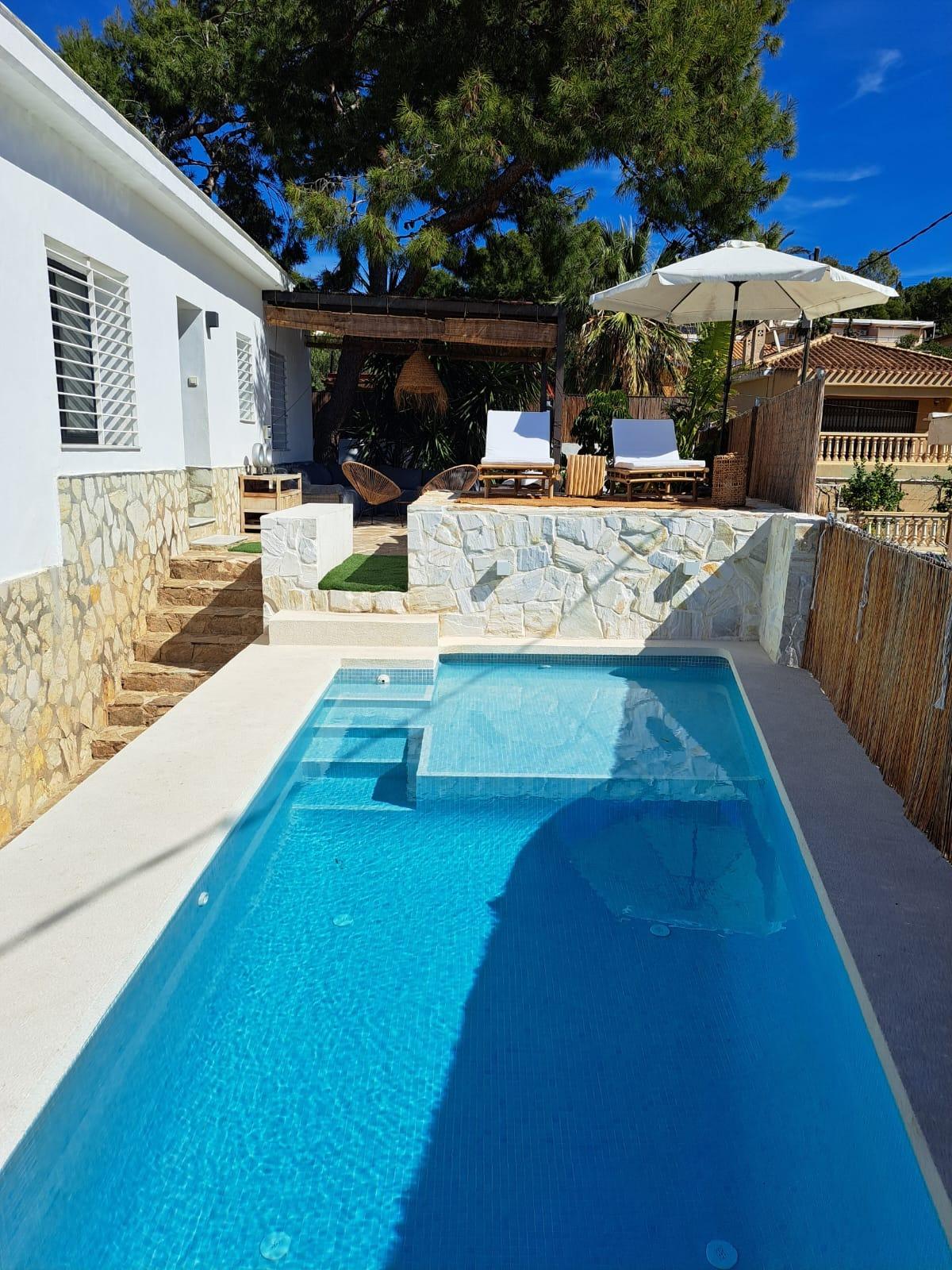 OCASIÓN CHALET INDEPENDIENTE CON VISTAS AL MAR LICENCIA TURÍSTICA EN LA COVETA