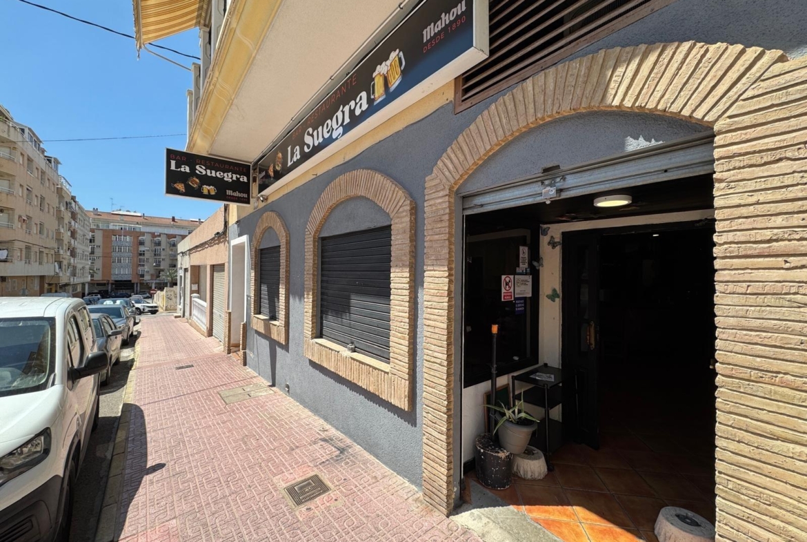 BAR EN VENTA. SE VENDE UN BAR A 500 METROS DE PLAYA DEL CURA CON 2 BAÑOS Y 150 M2 SUPERFICIE.