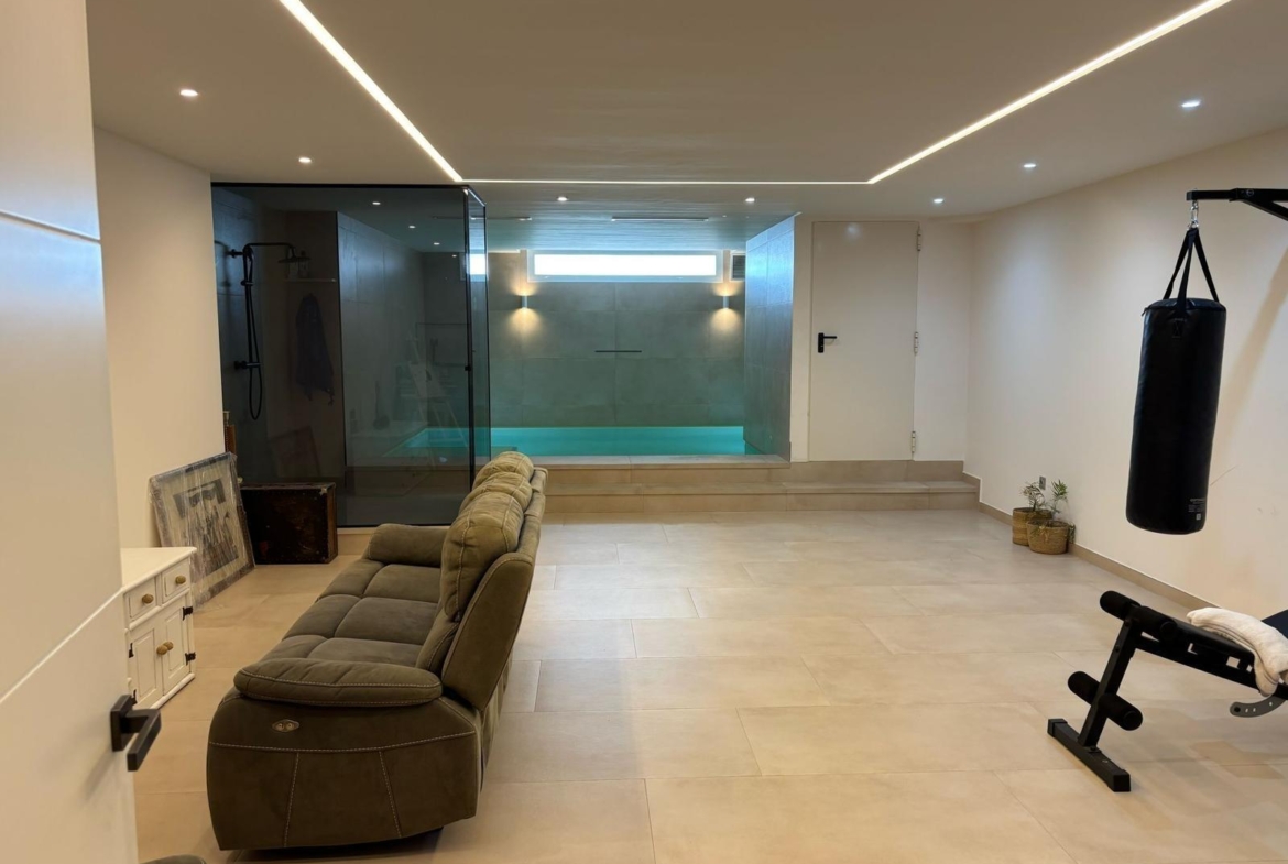 Exclusivo Chalet Pareado en Los Cisnes, Alicante: Confort y Modernidad