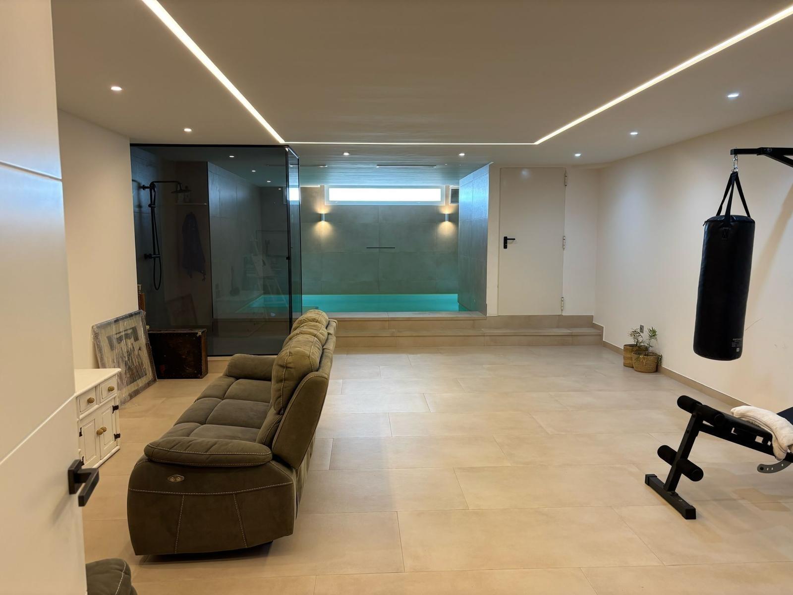 Exclusivo Chalet Pareado en Los Cisnes, Alicante: Confort y Modernidad