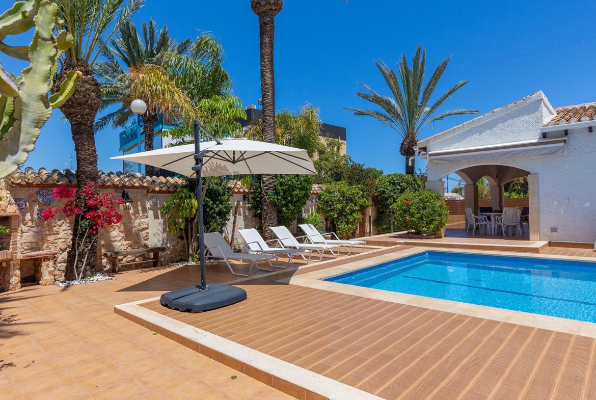 VILLA CON PISCINA PRIVADA EN PUNTA PRIMA CON PARCELA 540 M2. 4 DORM. 2 BAÑOS. 168 M2 DE CASA.