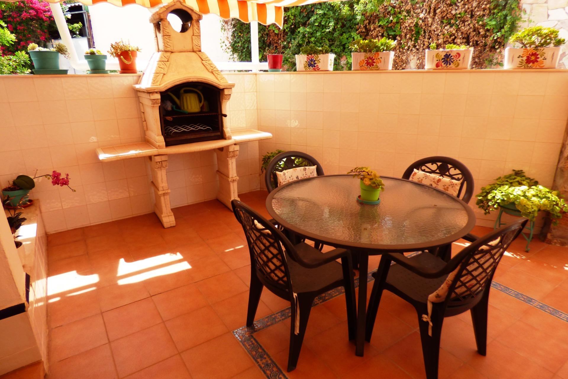 Chalet Adosado con Estilo Único a Pocos Pasos de la Playa de San Juan