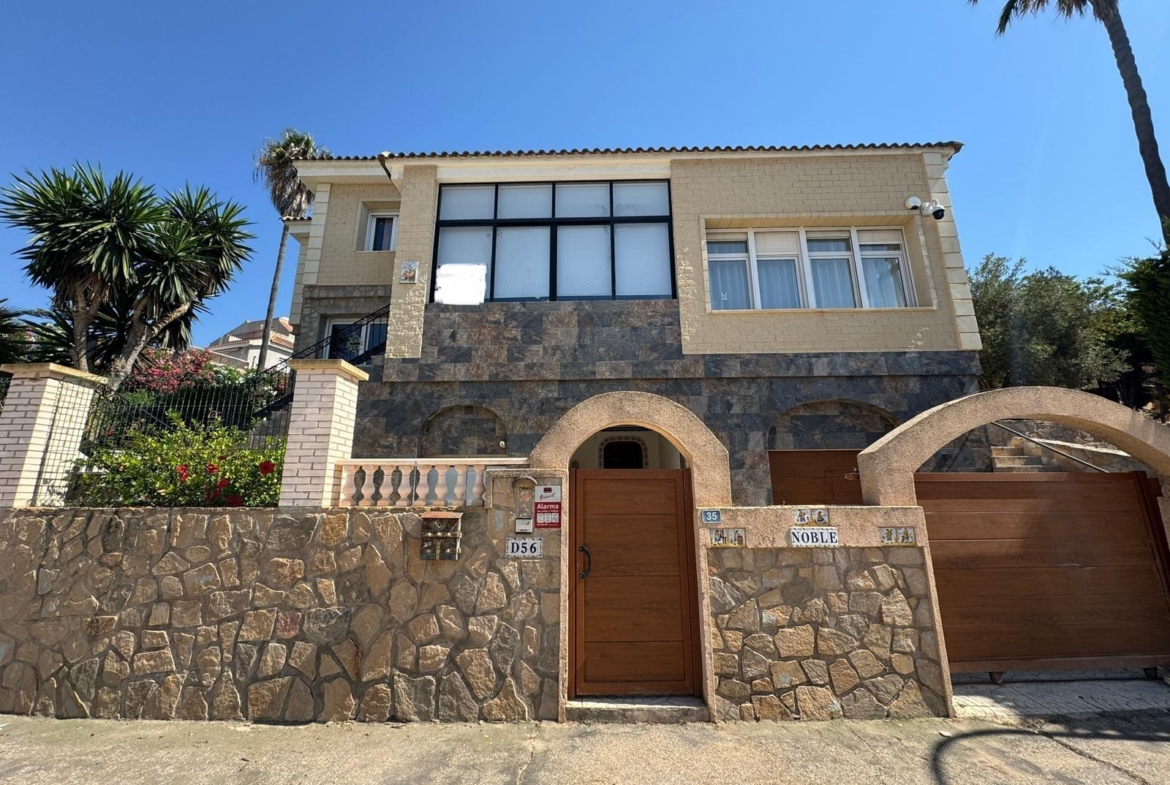 VILLA DE LIJO EN CAMPOAMOR CON 639 M2 DE CASA. PARCELA 800 M2. PISCINA PROPIA. 5 DORM. 4 BAÑOS. PLAYA A 650 METROS.