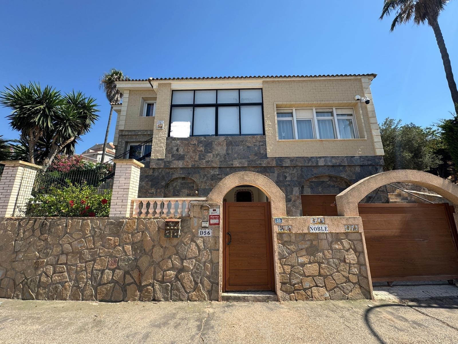 2-3-284 VILLA DE LIJO EN CAMPOAMOR CON 639 M2 DE CASA. PARCELA 800 M2. PISCINA PROPIA. 5 DORM. 4 BAÑOS. PLAYA A 650 METROS.