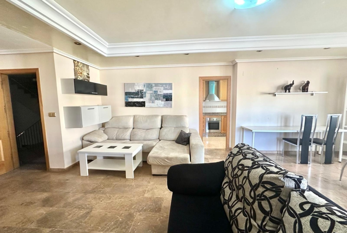 GRANDE APARTAMENTO DE 4 DORM. 2 BAÑOS. A 400 METROS DEL PUERT0 DE TORREVIEJA CON 130 M2. Y GRAN TERRAZA.