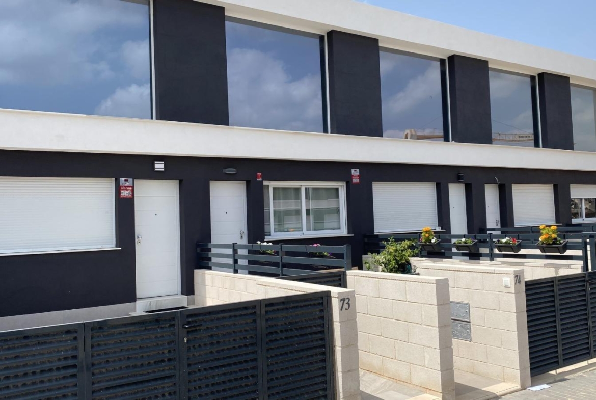 NEW WORK IN GRAN ALACANT. TOWNHOUSES WITH GARDEN AND PRIVATE SOLARIUM OF 27 M2. 2 BEDROOMS. 2 BATHROOMS. COMMUNITY POOL. VISION MODEL