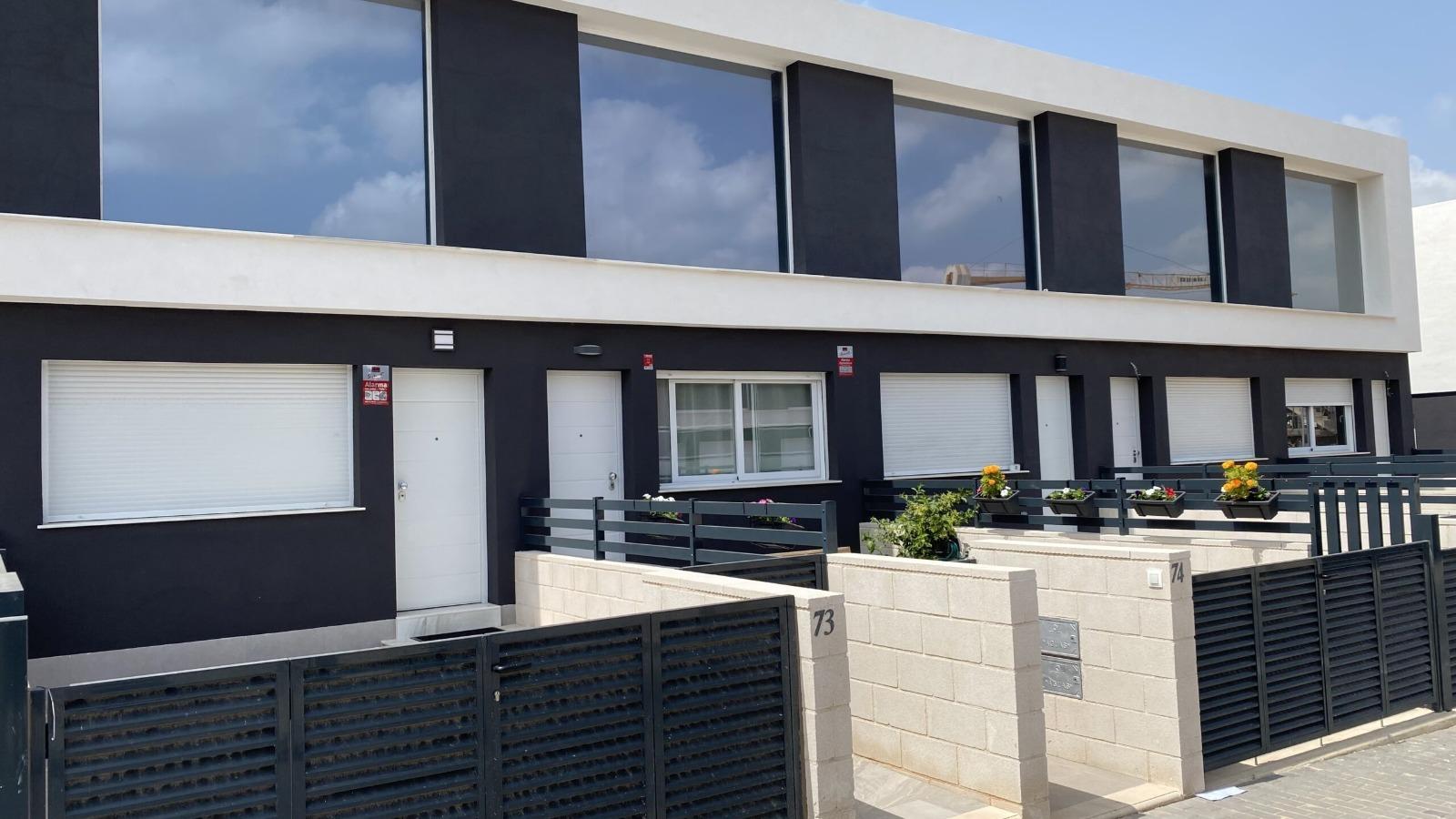 NEW WORK IN GRAN ALACANT. TOWNHOUSES WITH GARDEN AND PRIVATE SOLARIUM OF 27 M2. 2 BEDROOMS. 2 BATHROOMS. COMMUNITY POOL. VISION MODEL