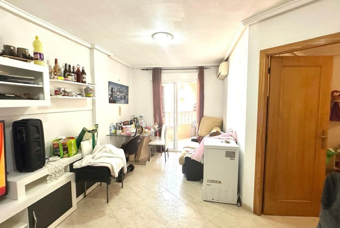 APATRAMENTO EN EL CENTRO DE TORREVIEJA CON PISCINA Y GARAJE INCLUIDO. 2 DORM. 1 BAÑO. SPEEL EEN 700 METRO.