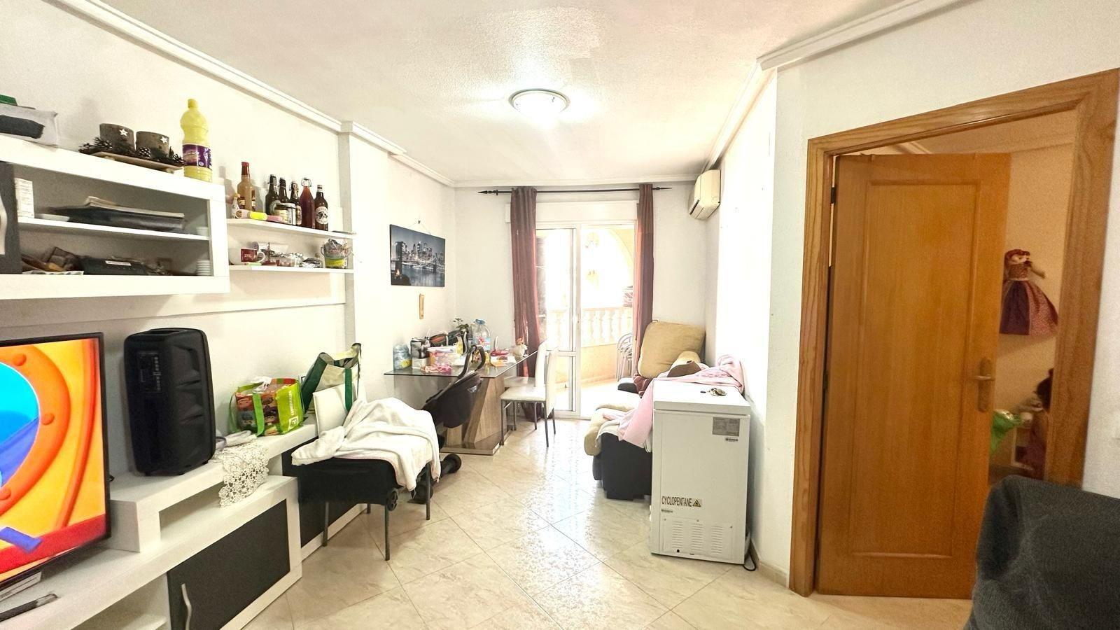 APATRAMENTO EN EL CENTRO DE TORREVIEJA CON PISCINA Y GARAJE INCLUIDO. 2 DORM. 1 BAÑO. SPEEL EEN 700 METRO.