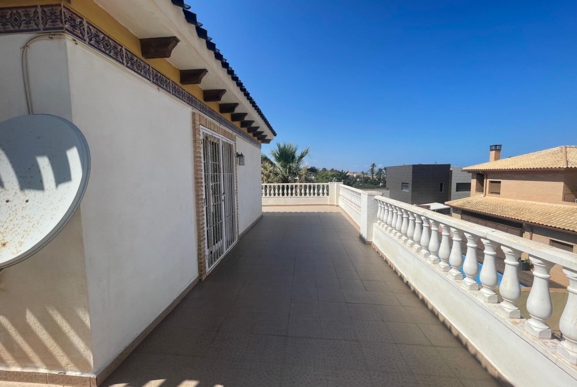 VILLA PARADA CON VISTAS AL MAR Y A 200 METROS DE PLAYA! ZONA TORRE LA MATA. 5 DRM. 3 BAÑOS. PISCINA PRIVADA.