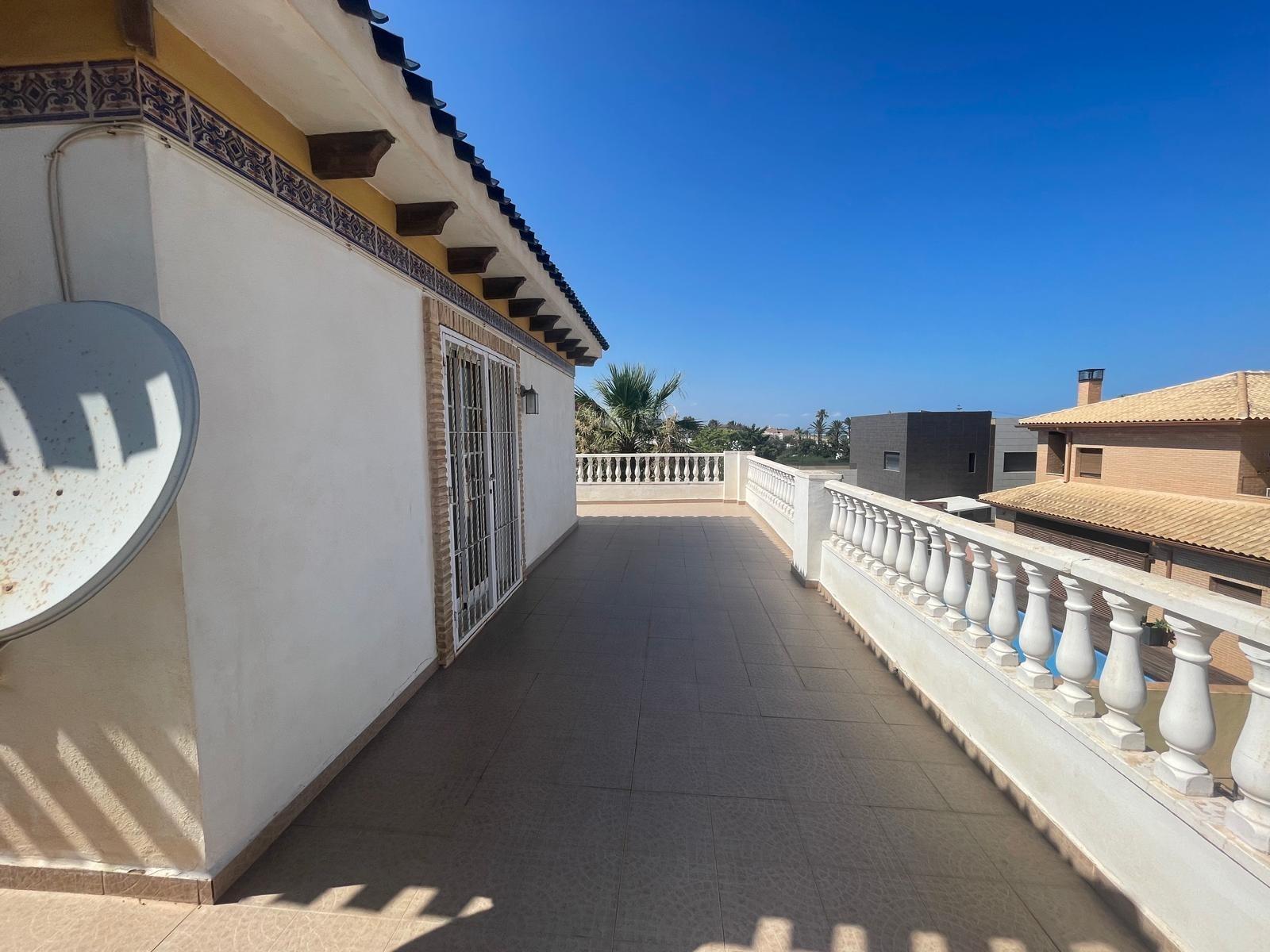 VILLA PARADA CON VISTAS AL MAR Y A 200 METROS DE PLAYA! ZONA TORRE LA MATA. 5 DRM. 3 BAÑOS. PISCINA PRIVADA.