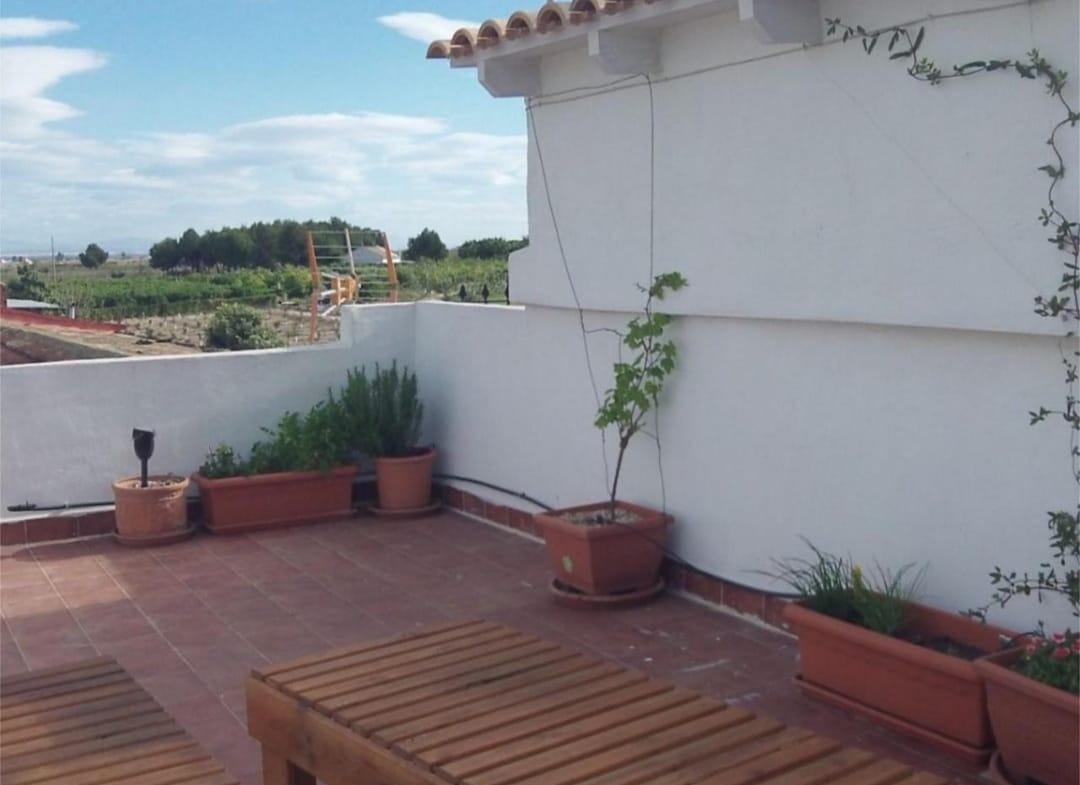 BONITA CASA ADOSADA EN ALMORADÍ: 4 HAB, 2 BAÑOS