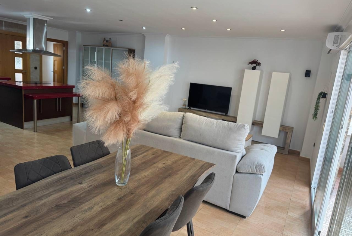 Spacious Semi-New Apartment in Torrevieja, Ideal for Living