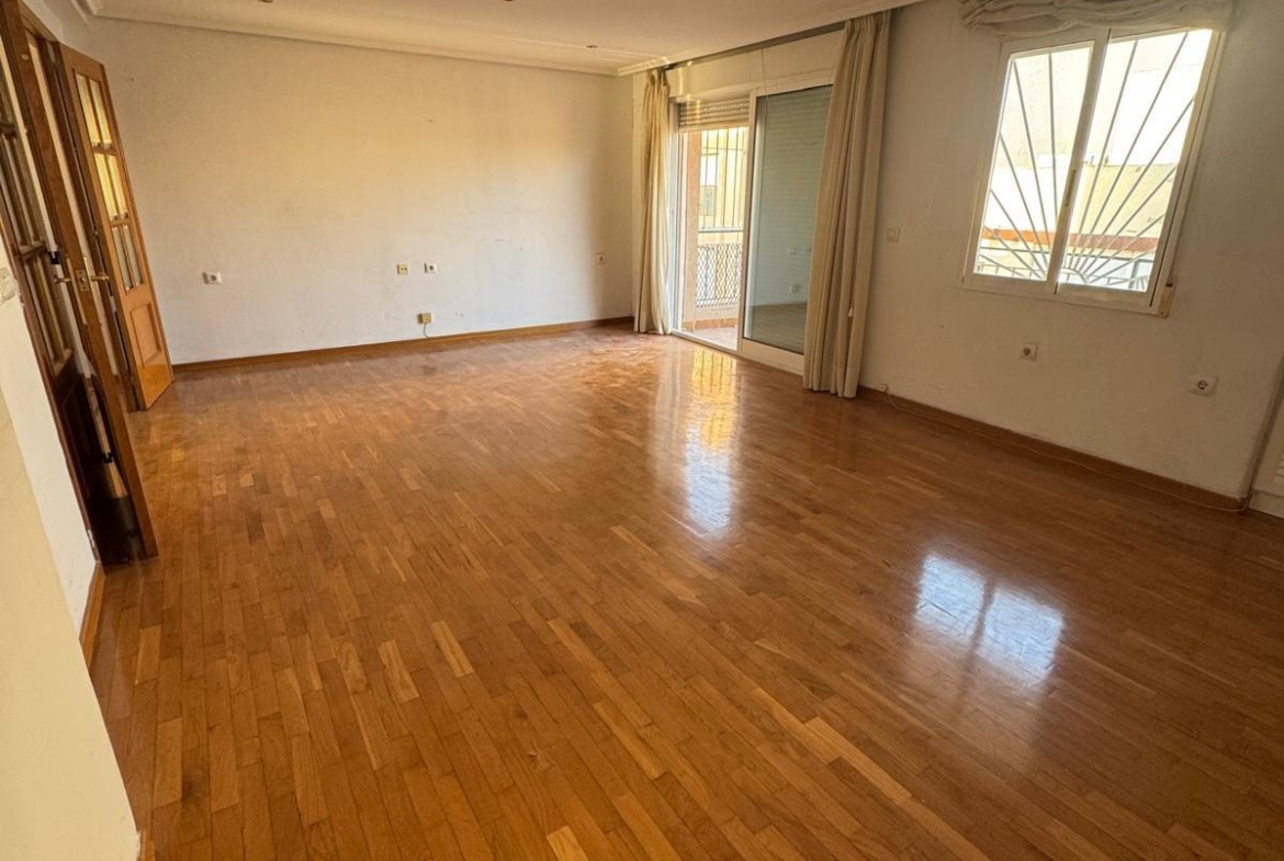 APARTAMENTO A 200 METROS DEL PUERTO DE TORREVIEJA CON SUPERFICIE DE 121 M2. 3 DORM. 2 BAÑOS.