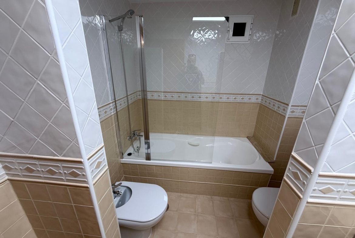 AMPLISIMO APARTAMENTO EN PRIMERA LINEA – PUERTO DE TORREVIEJA : 3 HAB, 2 BAÑOS, GARAJE Y TRASTERO