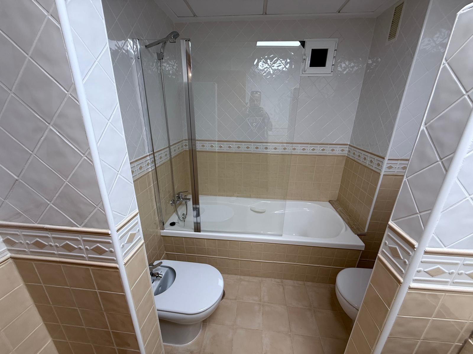 AMPLISIMO APARTAMENTO EN PRIMERA LINEA – PUERTO DE TORREVIEJA : 3 HAB, 2 BAÑOS, GARAJE Y TRASTERO