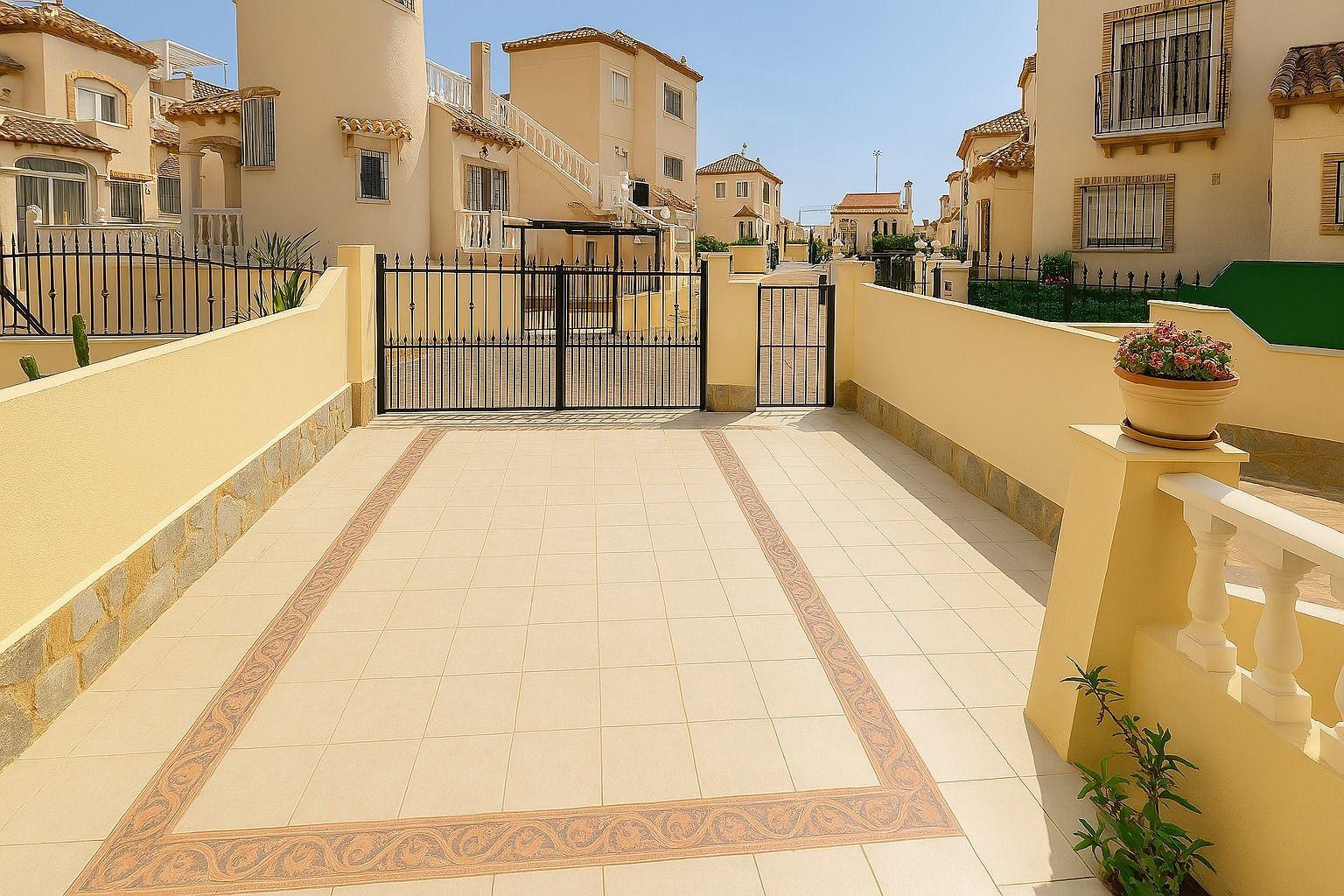 ADOSADO EN PLAYA FLAMENCA CON JARDIN Y PISCINA COMUNITARIA. 2 DORM. 2 BAÑOS. PARKING. 2 TERRAZAS GRANDES.