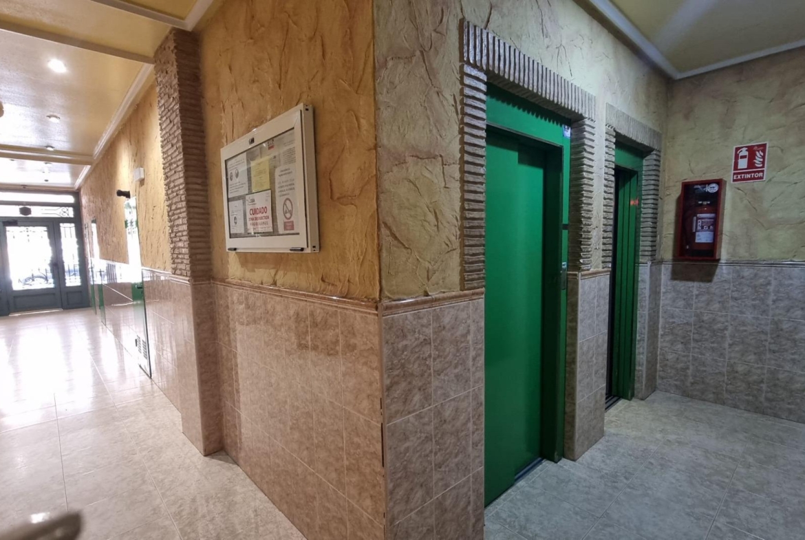 Apartamento semireformado a escasos metros de la playa !