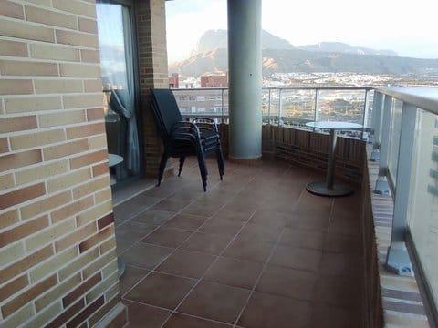 Bonito apartamento con vistas al mar y a la montaña, amueblado y equipado.